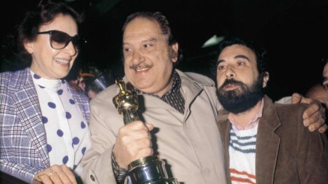 Jose Bódalo, Encarna Paso y José Luis Garci al llegar a Madrid tras ganar el Oscar por Volver a empezar @Getty