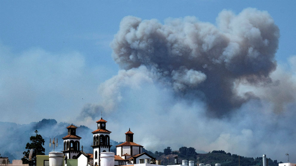 El humo procedente del Incendio en la cumbre de Gran Canaria, desde el casco del municipio de Moya. (EFE)