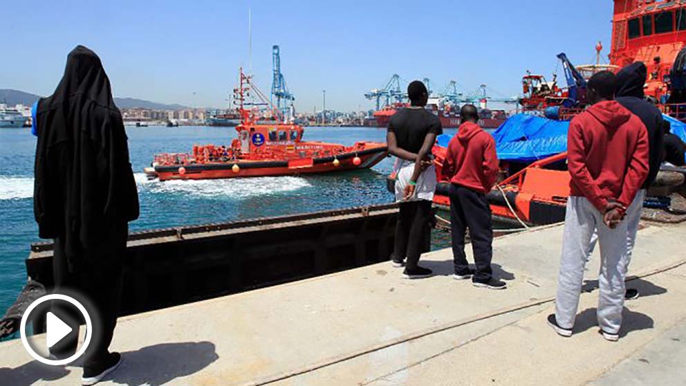 Un grupo de inmigrantes que duerme en la zona portuaria de Algeciras, junto al buque de Salvamento Marítimo. (EFE)