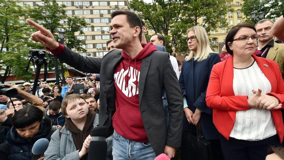 Nueva detención al opositor ruso Ilya Yashin nada más abandonar la prisión en la que ha estado retenido diez días @EP