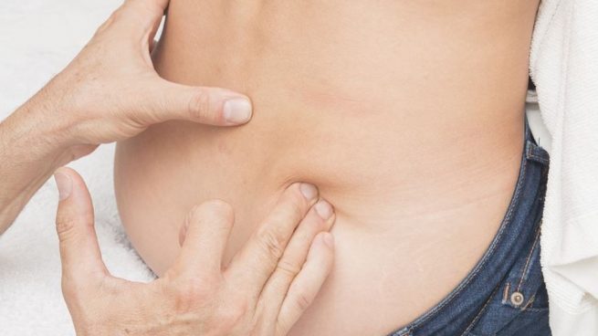 Un tumor en la vesícula biliar puede ocasionar dolor en la zona del abdomen superior derecha.