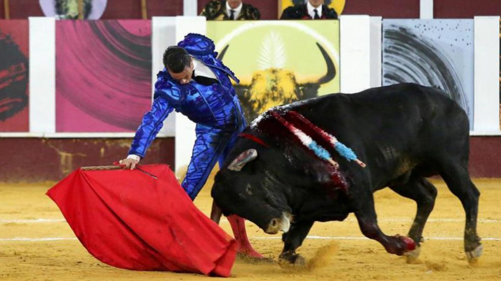 El diestro José María Manzanares da un pase al cuarto de la tarde, hoy lunes durante el festejo celebrado en la plaza de La Malagueta. (Efe)