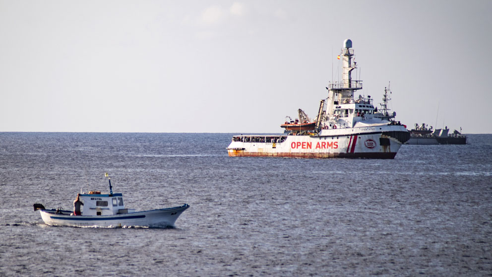 El ‘Open Arms’ frente a la isla de Lampedusa (Foto: AFP)