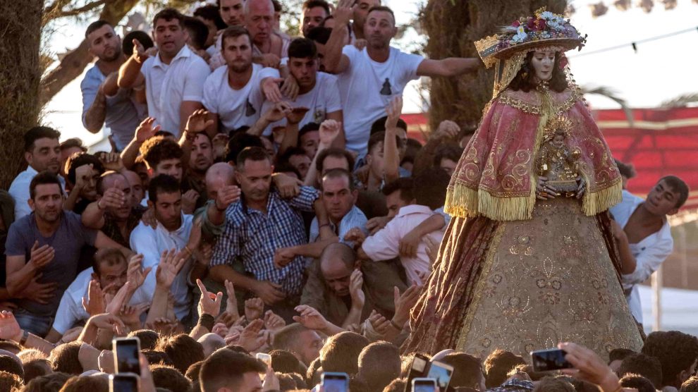 Virgen del Rocío con los fieles de camino a Almonte @EFE