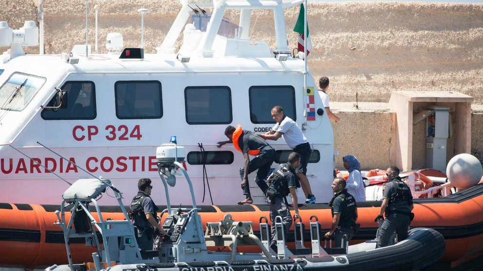 La Guardia Costera italiana rescata a uno de los inmigrantes del ‘Open Arms’ que se arrojó al mar.