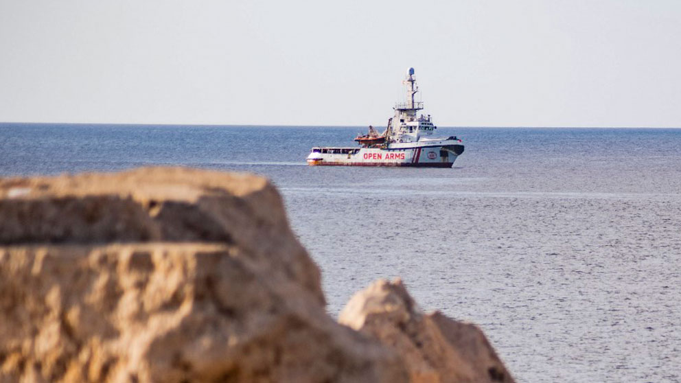 El barco de la ON ‘Proactiva Open Arms’, de bandera española, fotografiado desde la costa de la isla italiana de Lampedusa. Foto: AFP