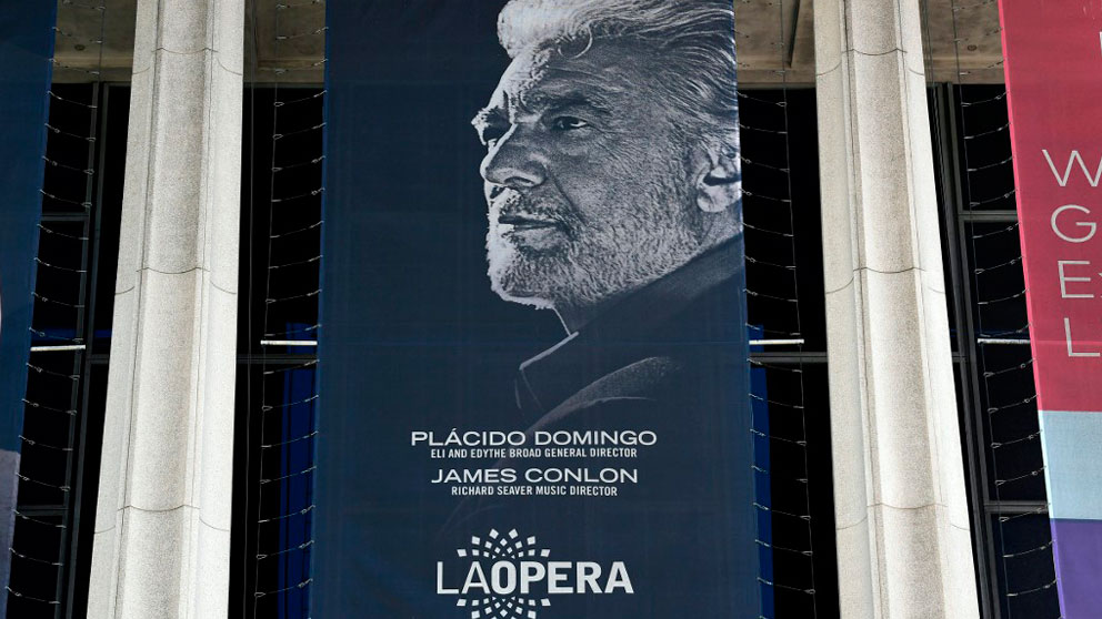 un cartel de la Ópera de Los Ángeles anunciando una actuación de su director Plácido Domingo. Foto: AFP