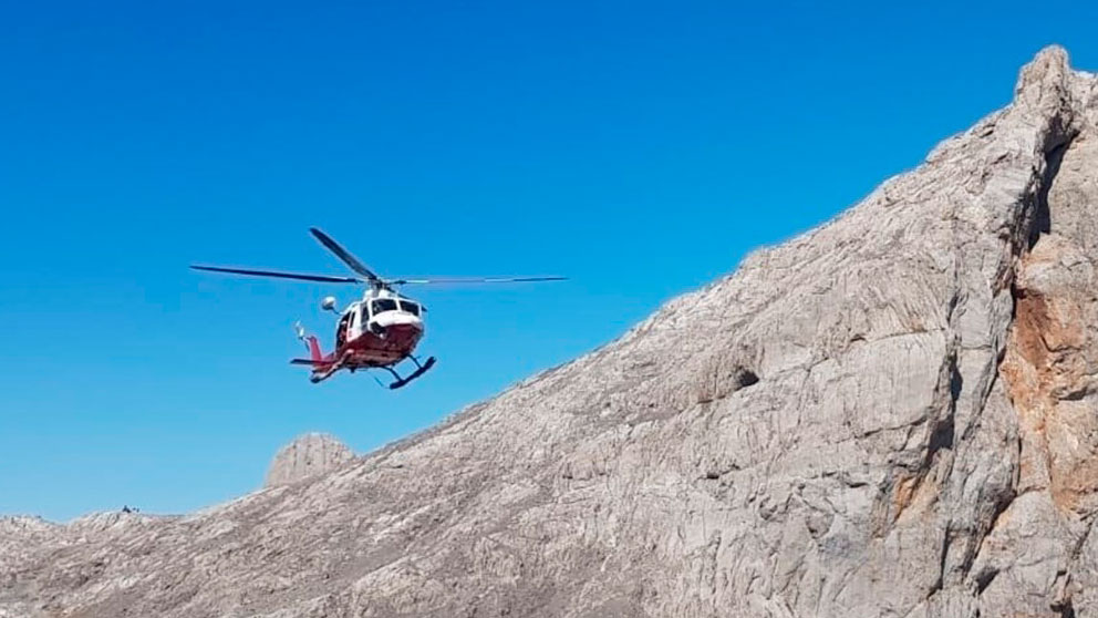 Un helicóptero de los servicios de rescate en los Picos de Europa. Foto: Emergencias Cantabria