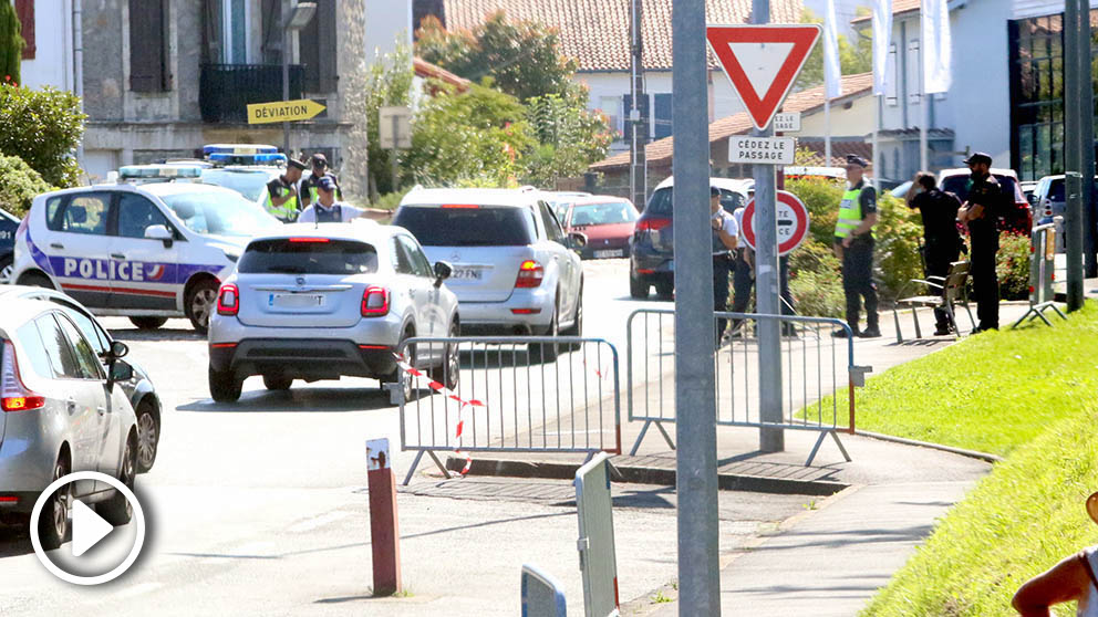 Las Policías francesa y española realizando controles de acceso en Biarritz. (Foto: Enrique Falcón)