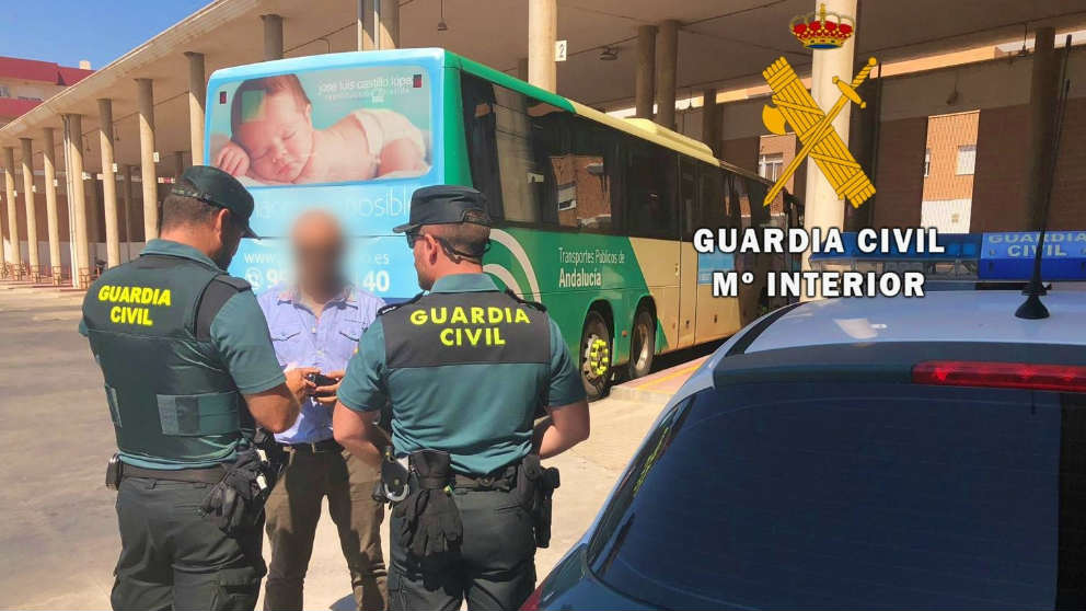 Agentes de la Guardia Civil junto al autobús en el que escapó la víctima.