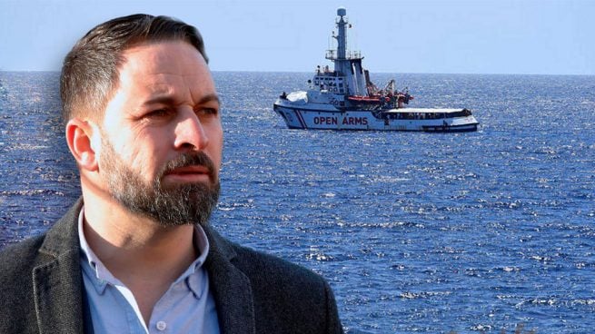 Santiago Abascal, líder de Vox, con el barco de la ONG 'Proactiva Open Arms' detrás.