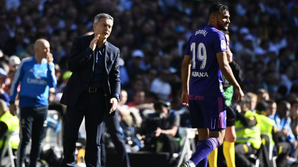 Fran Escribá durante un partido ante el Real Madrid (AFP)