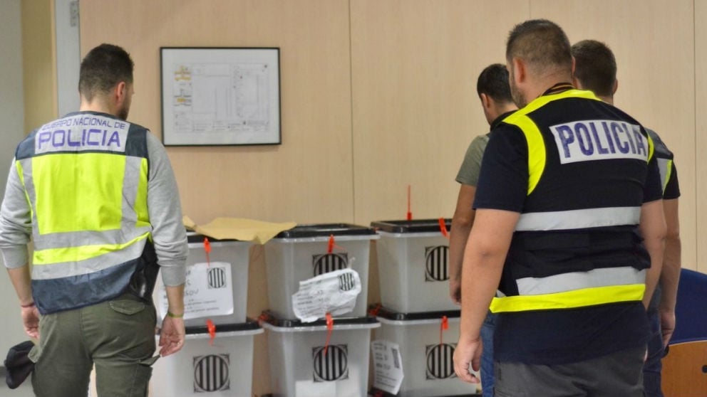 Agentes de la Policía Nacional contemplan urnas del referendum ilegal del 1-O. (Ep)