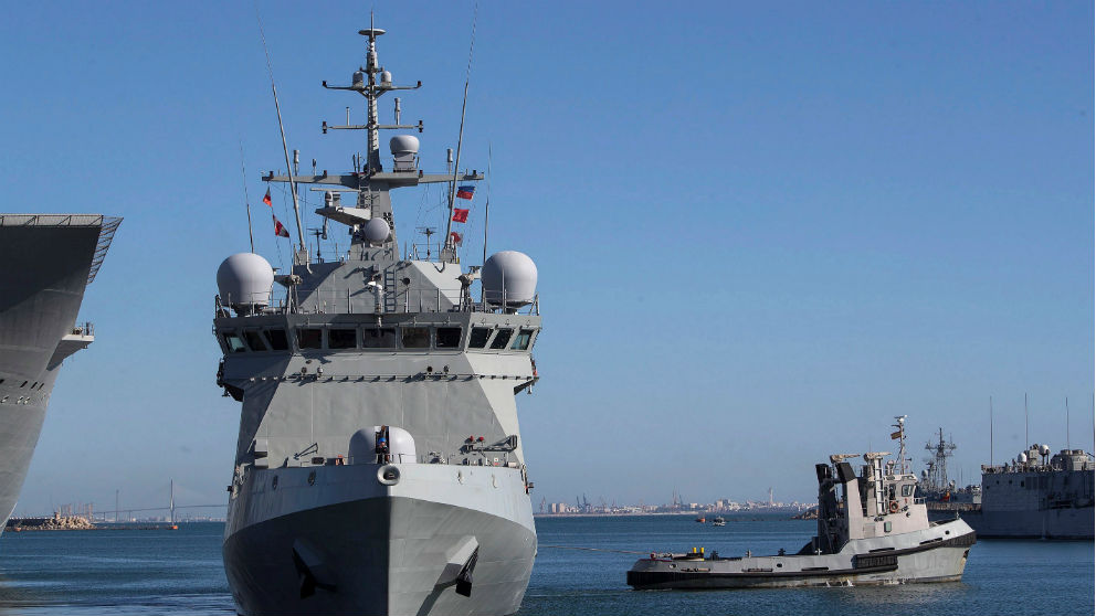 El buque ‘Audaz’ de la Armada española partiendo hacia Lampedusa. (Foto: EFE)