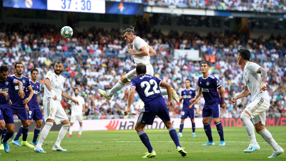 Bale cabecea en el partido ante el Valladolid. (Getty)