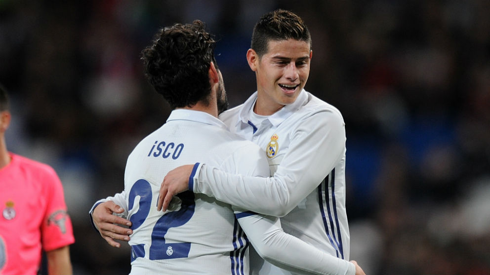 Isco y James Rodríguez se abrazan en un partido. (Getty)