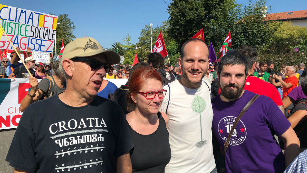 Dirigentes de Podemos Euskadi en la marcha contra la cumbre del G-7. (Foto: @PodemosEuskadi_ vía Twitter)