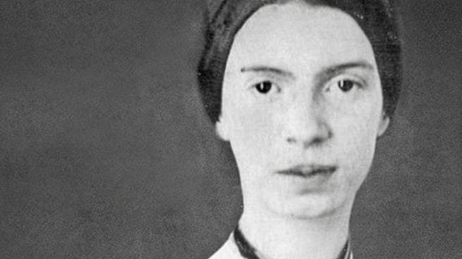 Emily Dickinson fue una escritora y poeta estadounidense, considerada una de las más importantes dentro de la literatura norteamericana.