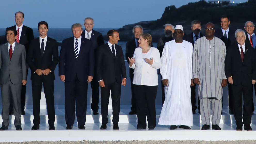 Pedro Sánchez junto al los invitados a la cena del G7 (Foto: AFP).