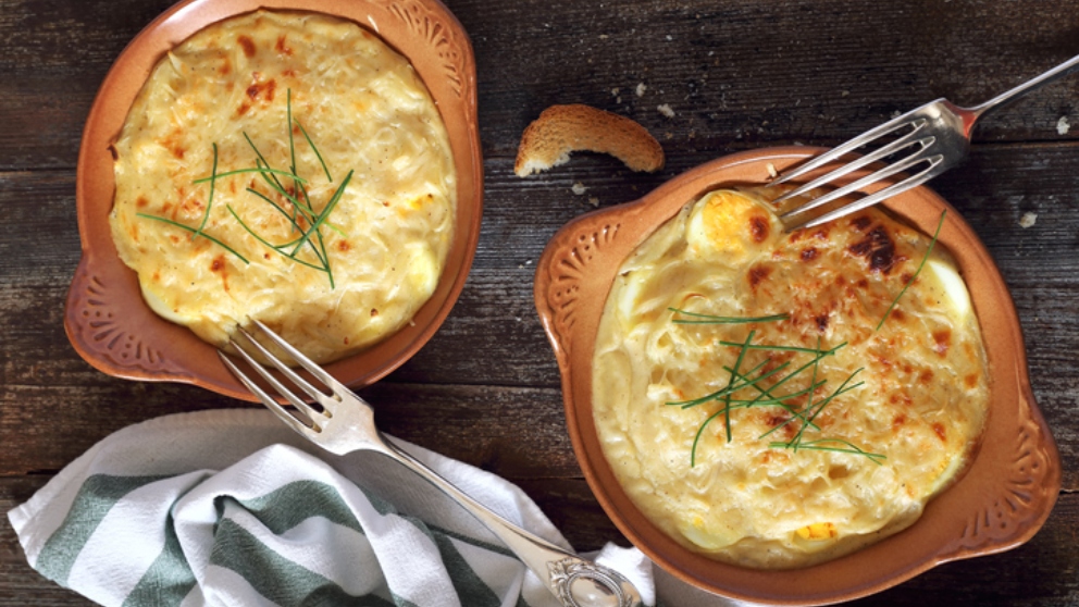 Huevos con bechamel y mejillones