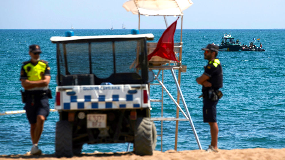 Buzos de la Guardia Civil en la playa en la que se encontró el artefacto (Foto: EFE).
