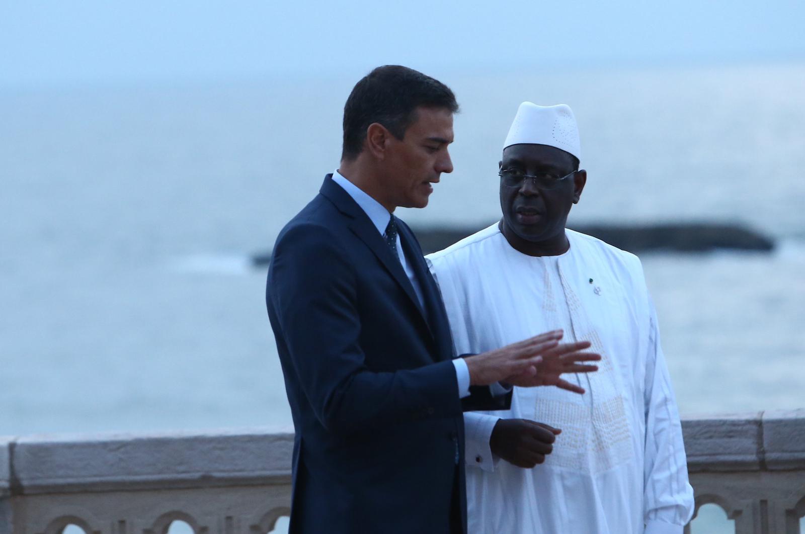 Sánchez, junto al presidente del Senegal Macky Sall, durante su conversación en Biarritz (Francia).