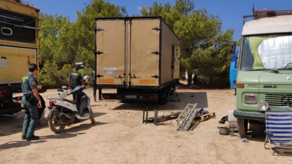 Agentes de la Guardia Civil durante la operación contra la fiesta ilegal en Ibiza.