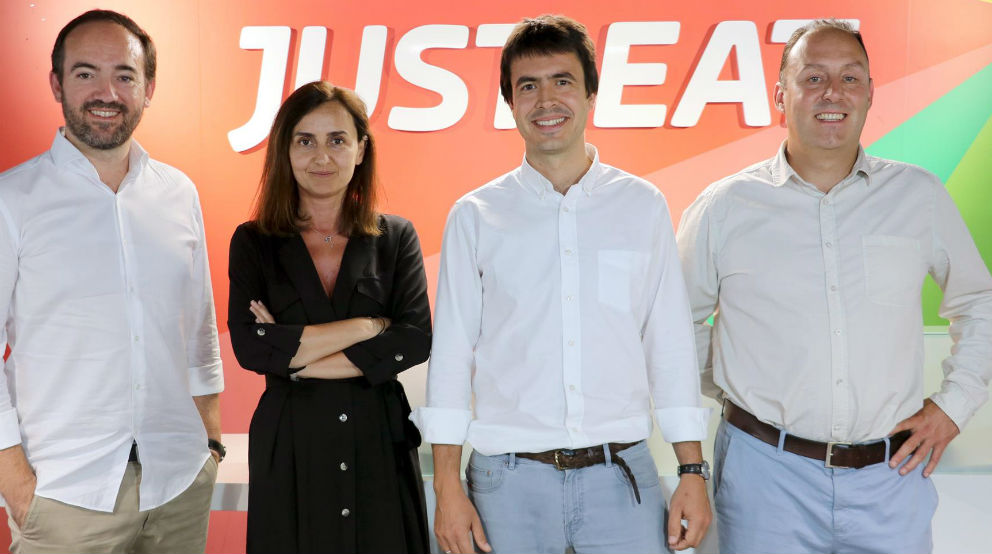 Patrik Bergareche (tercero), junto a sus directivos