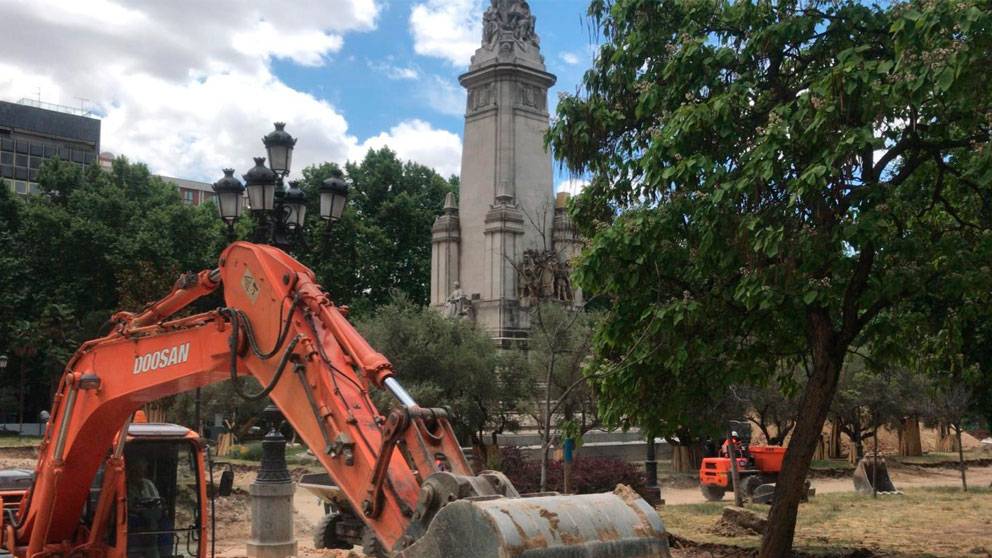 Una grúa trabaja en la renovación de la céntrica Plaza de España de Madrid, en cuyo plan se encuentran las obras de la calle Bailén.