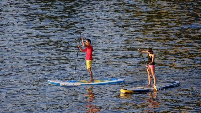 Músculos, menos calorías… los muchos beneficios del paddle surf