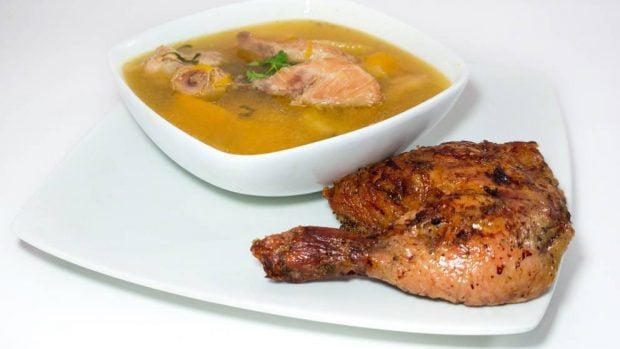 Caldo de pollo asado