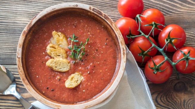 Receta de sopa fría de tomate con aguacate y albahaca