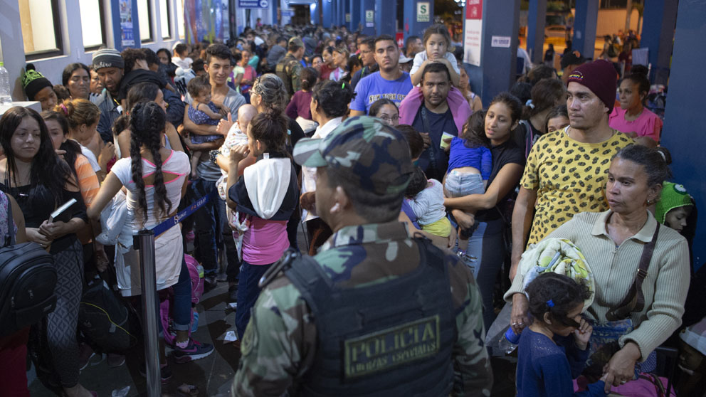 Ciudadanos venezolanos tratando de acceder a Perú este verano (Foto: AFP)