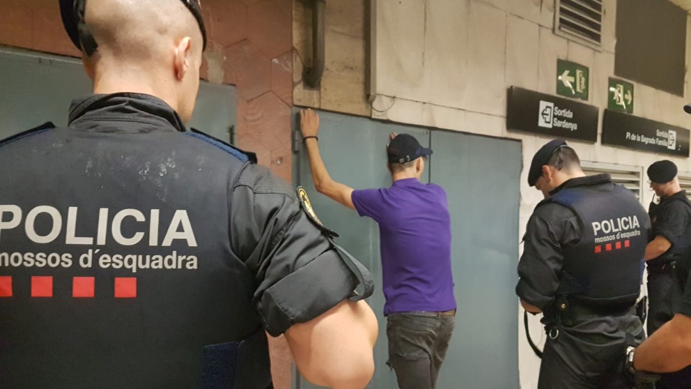 Operación contra carteristas en el metro de Barcelona.