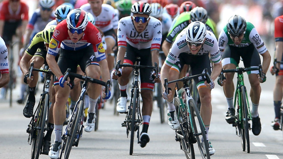Jakobsen ganó a Sam Bennett en la Vuelta.