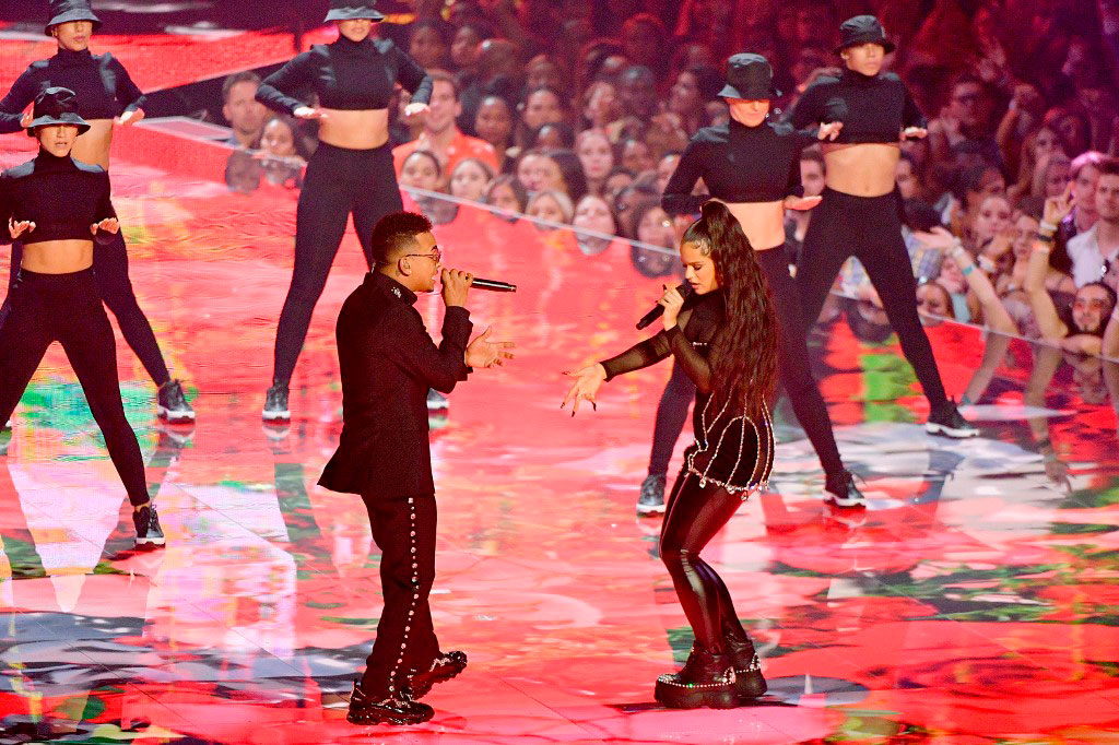 La catalana Rosalía y el puertorriqueño Ozuna durante su actuación en la gala de los VMA de MTV.