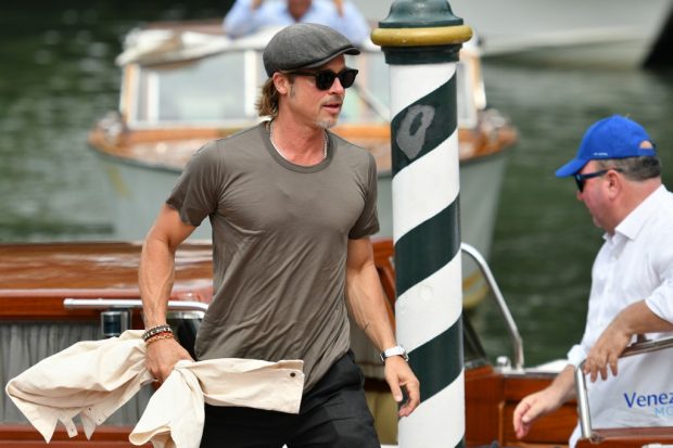 El actor Brad Pitt llega al Festival de Cine de Venecia en las clásica góndolas. Foto: AFP