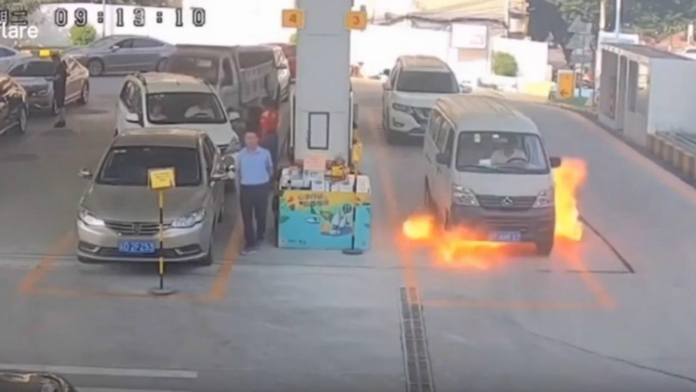Facebook: Una furgoneta se incendia mientras repostaba en una gasolinera