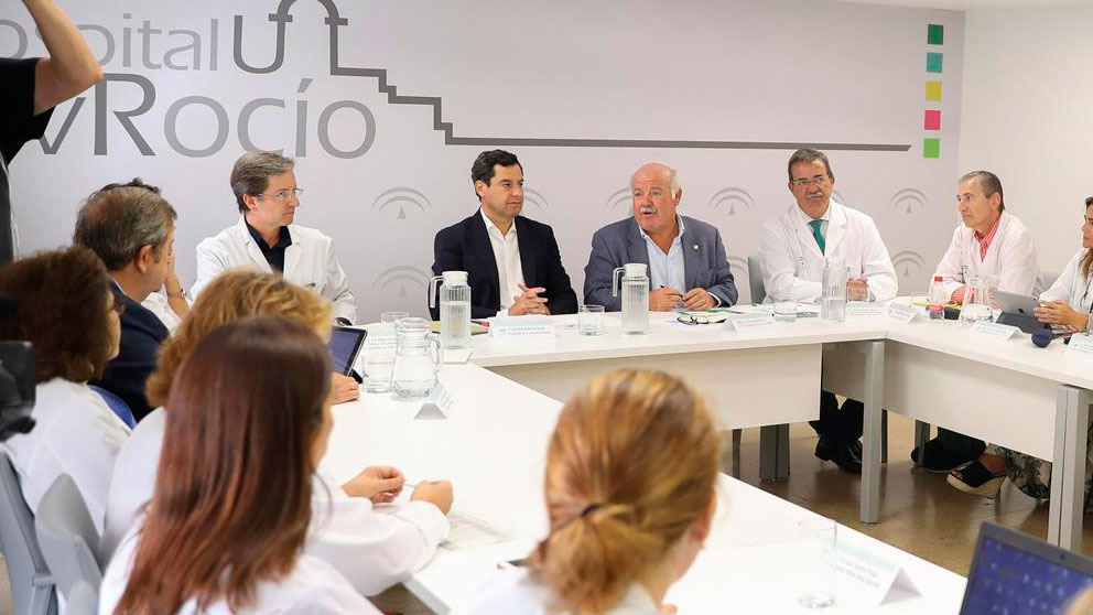 El presidente de la Junta de Andalucía, Juanma Moreno, en rueda de prensa por el brote de listeriosis. Foto: EP