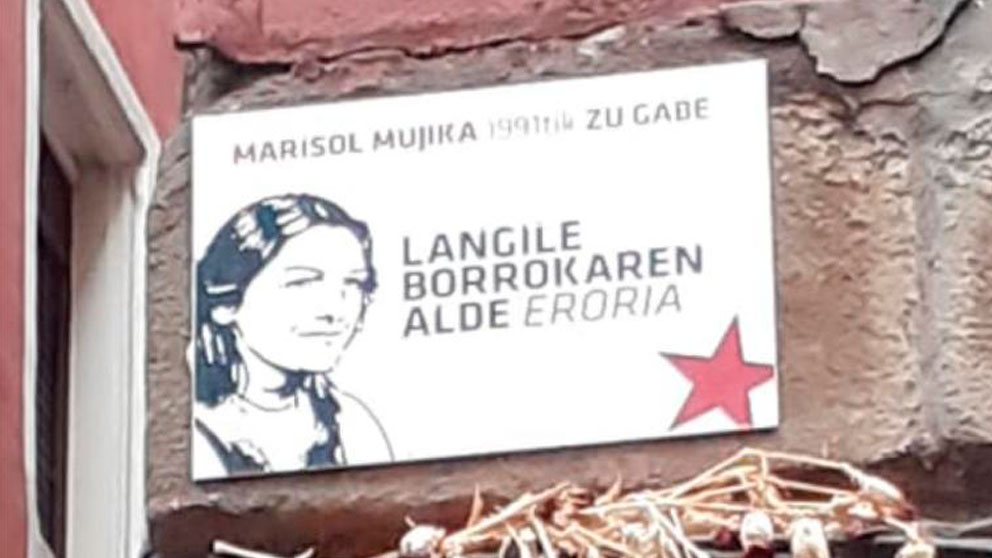 La placa en memoria de la etarra Marisol Mujika, que asesinó a un joven de 18 años, que el Ayuntamiento de Bilbao ha retirado tras la denuncia del PP. Foto: Twitter