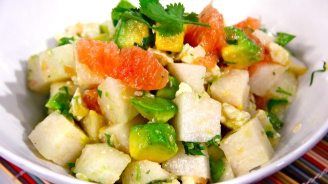 Ensalada de aguacate con mango y fresas