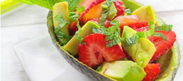 Ensalada de aguacate con mango y fresas