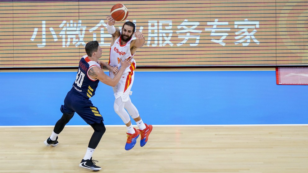 Ricky Rubio, presionado por un jugador de Rusia. (FEB)