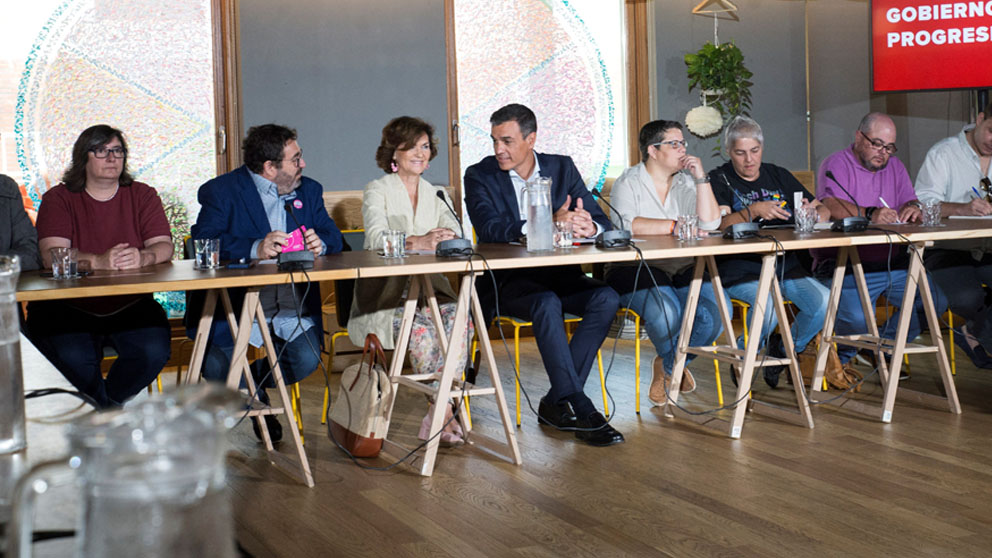 Pedro Sánchez durante sus reuniones con colectivos sociales (Foto: EFE)