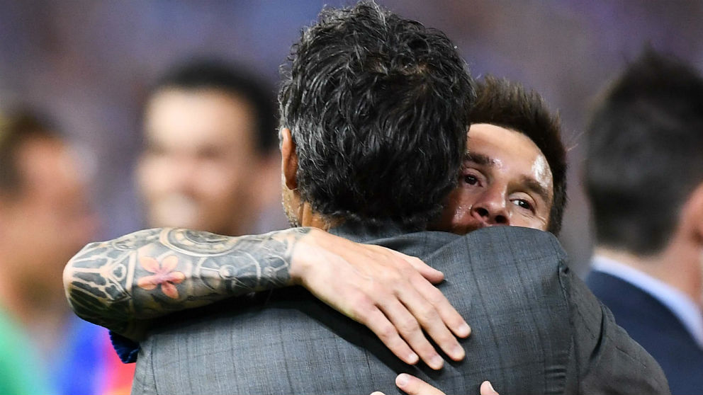 Messi abraza a Luis Enrique. (Getty)
