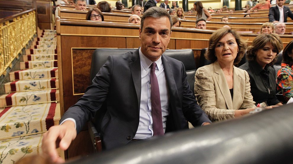 Pedro Sánchez y Carmen Calvo en el Congreso de los Diputados. (Foto: Francisco Toledo)