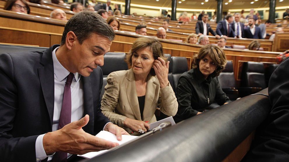 Pedro Sánchez y Carmen Calvo en el Congreso de los Diputados. (Foto: Francisco Toledo)