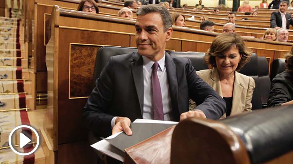 Pedro Sánchez y Carmen Calvo en el Congreso de los Diputados. (Foto: Francisco Toledo)