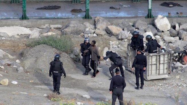 Agentes del GRS de la Guardia Civil detienen a inmigrantes que saltan la valla de Ceuta.