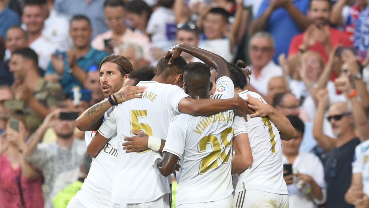 La plantilla del Real Madrid celebrando un gol, ante el Valladolid (Getty).